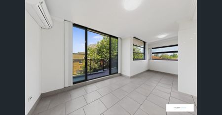 Spacious-Modern Apartment - Photo 2