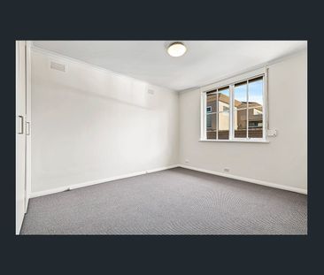 North facing spacious two bedroom apartment - Photo 2