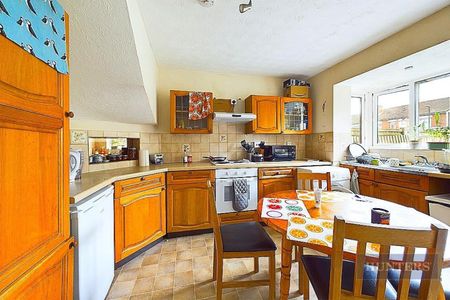 4 bedroom House To Let - Photo 3