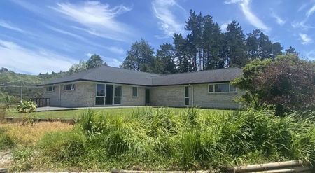 SPACIOUS 300m? BRICK & TILE HOME - RURAL LIVING JUST MINUTES FROM OREWA - Photo 3