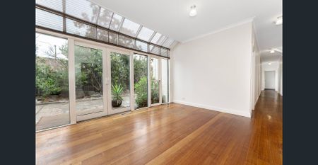 SPACIOUS FAMILY HAVEN IN A PRIME BENTLEIGH LOCATION - Photo 2