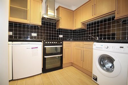 2 Bedroom Flat - Purpose Built To Let - Photo 4