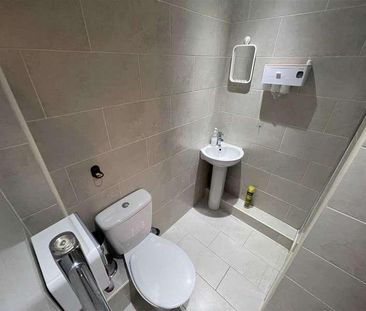 Bedroom House With Garden And Own Driveway - Edgware, HA8 - Photo 6