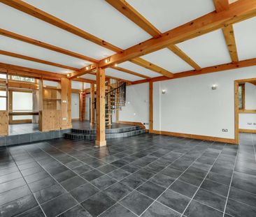 Hanger Lodge occupies an enviable setting, down a quiet country lan... - Photo 2