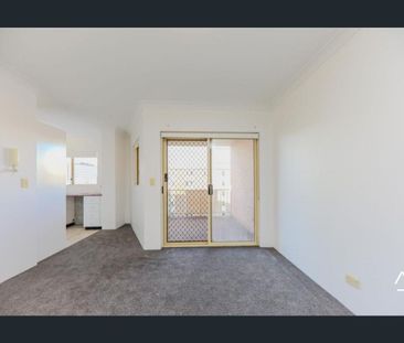 Spacious Two-bedroom Unit - Recently Updated! - Photo 1