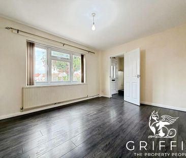 St. Marys Crescent, Basildon, SS13 - Photo 2