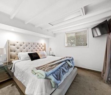 3 Bedrooms upstairs plus separate living downstairs - Photo 4