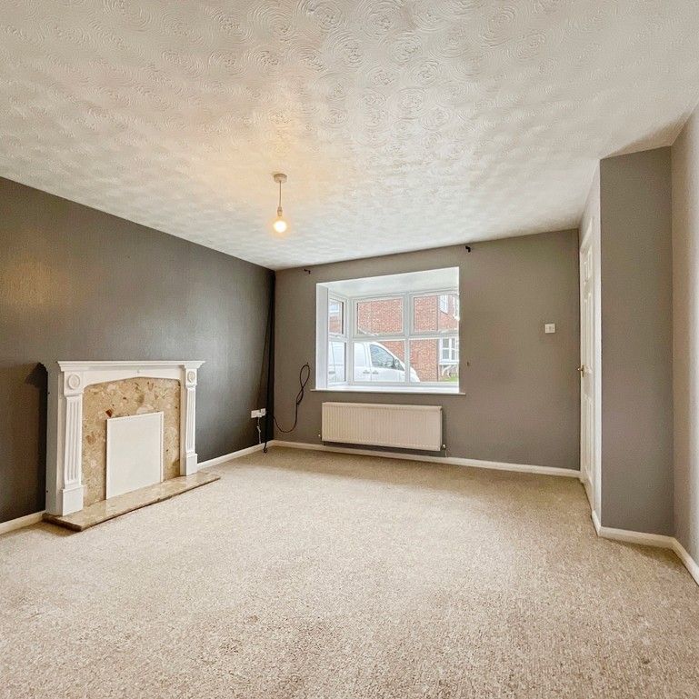 3 bedroom Semi-Detached House to let - Photo 1