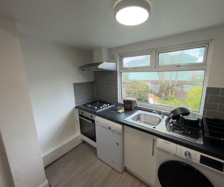 1 bedroom in a house share to rent - Photo 2