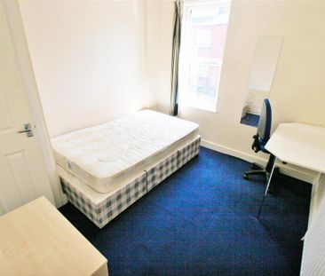 6 bedroom detached house to rent - Photo 2