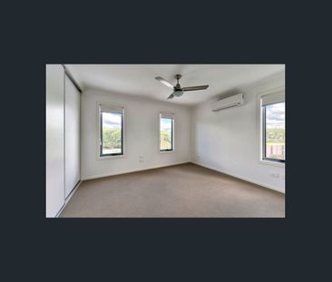 Modern 3-Bedroom Home in the Heart of Hope Island - Photo 3