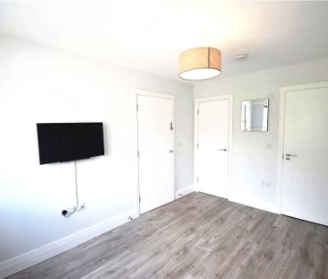 Robins Cottages, Bracknell Robins Cottages, Bracknell - Photo 1