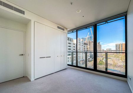 Executive Living: Furnished 2 Bedroom + Study Apartment at Infinity for Lease! - Photo 5