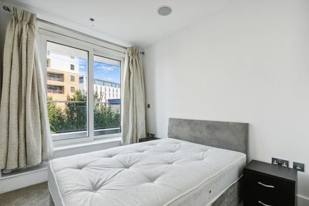 3 bedroom flat in Battersea Reach - Photo 5