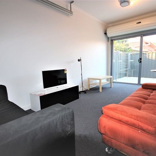 6-bedroom shared house / townhouse, Fifth Street - Photo 1