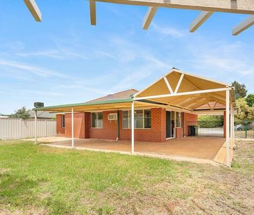 16 Daley Close, Atwell WA 6164 - Photo 2