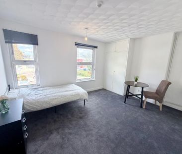 1 bedroom in a house share to rent - Photo 3