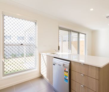 NEAR NEW LUXURY 3 BEDROOM TOWNHOUSE WITH DUCTED AIR CONDITIONING - Photo 4