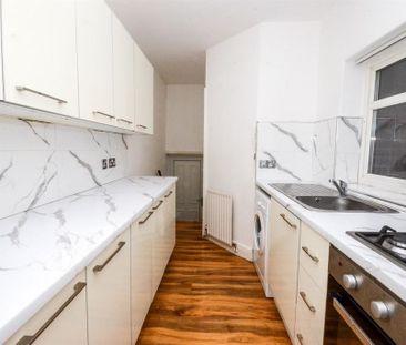 3 bedroom flat to rent - Photo 2