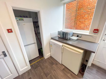 6 Bedroom House To Rent in Winton - £3,000 pcm Tenancy Info - Photo 5