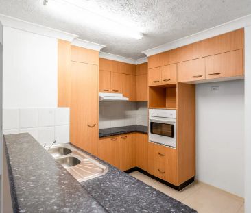 “Spacious 3 bed apartment - garden position MOVE IN NOW!!” - Photo 3