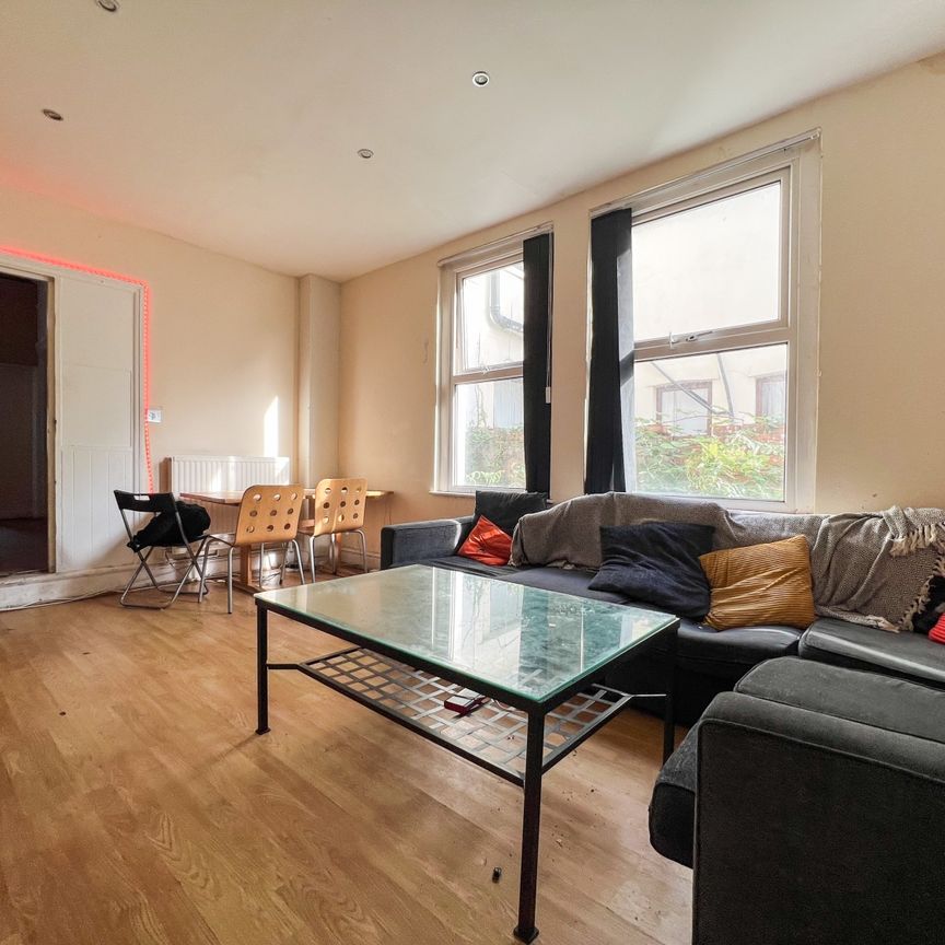 Pen-Y-Wain Road, Roath - Photo 1