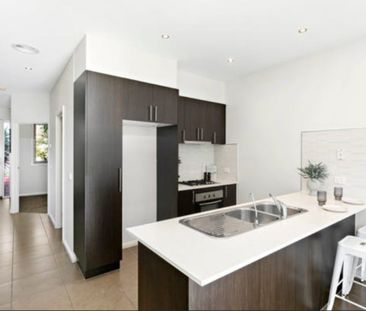 Spacious & Stylish Townhouse in Prime Glenroy Location - Photo 3