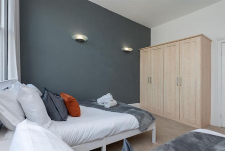 3 bedroom flat to rent - Photo 5