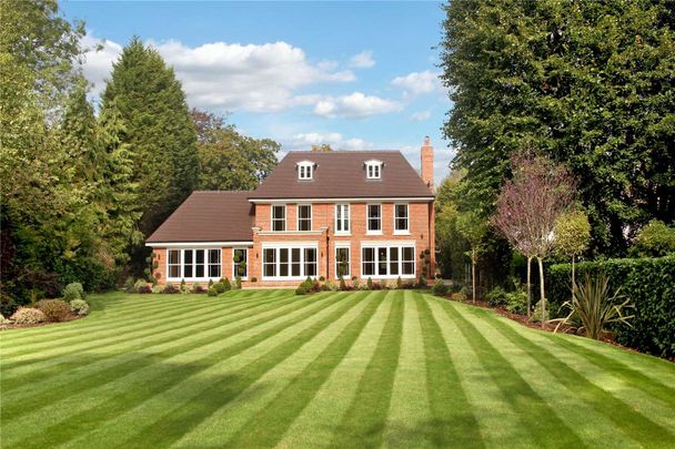 Substantial gated detached family home with annex within approximately 0.6 miles of Little Chalfont tube and train station and shops - Photo 1