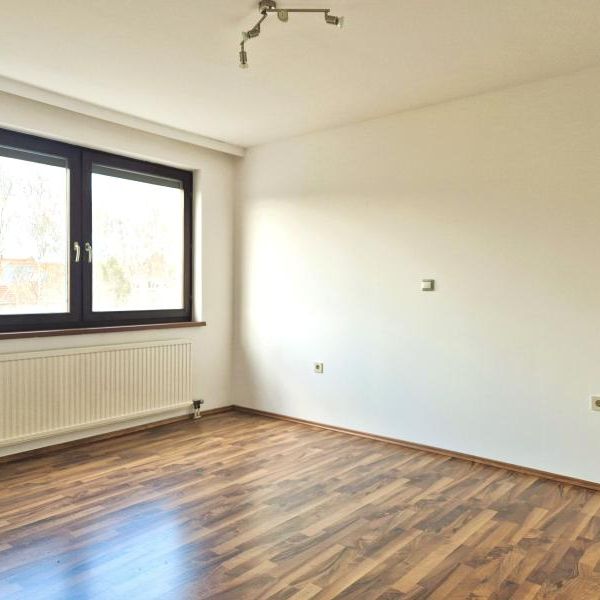 Leonding - Gaumberg! Sonnige und ruhig gelegene 3-Zimmer-Wohnung, 79 m² inkl. Loggia, Küche möbliert, Parkplatz! - Photo 1