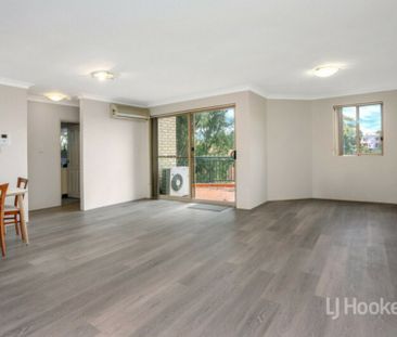 Spacious Open Plan neat & Tidy Two Bedroom Unit! - Photo 1