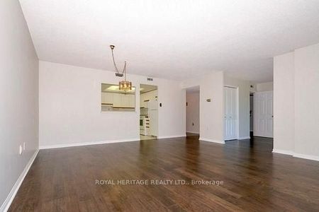 212 245 The Donway W - Photo 2