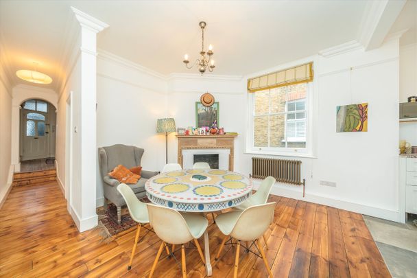 Upper Richmond Road West, SW14, London - Photo 1