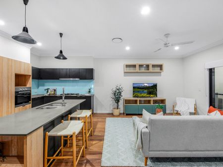 Luxurious Tri-level 4-Bedroom Townhouse! - Photo 4