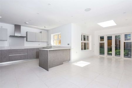 Four bedroom town house opposite Windsor Great Park in Englefield Green. - Photo 5