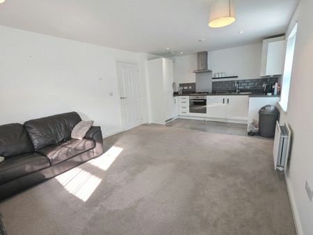 Flat to rent on - Photo 2