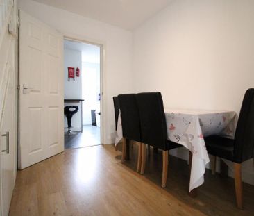 4 bedroom semi-detached house to rent - Photo 4