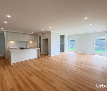 Stylish Living Designed for Modern Families - Four Bedroom Home ! - Photo 1