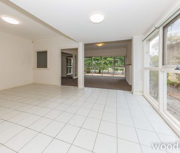 Large Family Home freshly painted throughout with new carpets and b... - Photo 2