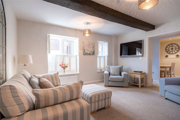 A beautifully modernised two bedroom mews cottage situated in the heart of Marlborough with off-street parking. - Photo 1