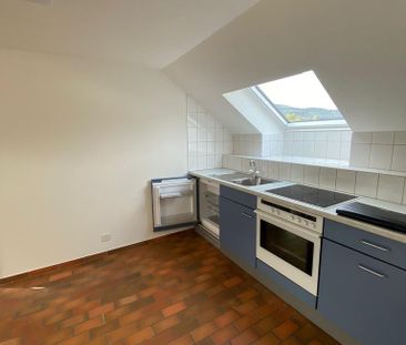 Charmante 2.5-Zi. Dachwohnung mit Kaminofen & verfügbaren Parkplätzen - Photo 1