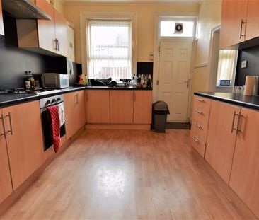 4 bedroom House in Walmsley Road, Leeds - Photo 3