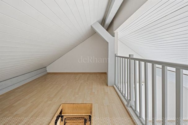 Charming attic apartment with fireplace - Photo 1