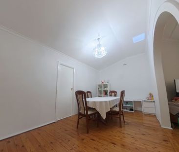 Spacious 4-Bedroom Family Home with Sunroom - Photo 6