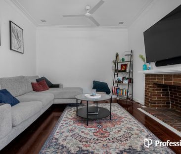 Light, Spacious & Conveniently Located Doubleview Home! - Photo 2