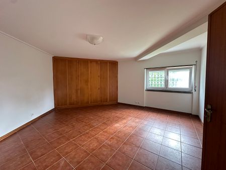 Spacious 3-bed home with garden & pool in quiet Guincho area - Photo 2