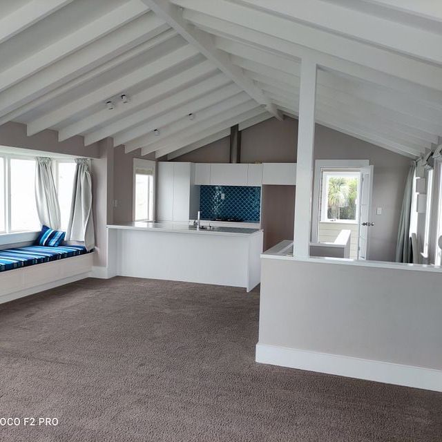 Cape Cod inspired house with panoramic sea views - Photo 1