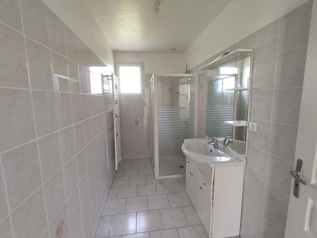 Location Maison 4 pièces 75m² - Photo 2