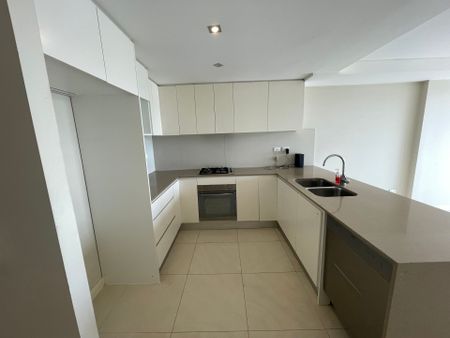 Modern 2 Bedroom Apartment - Photo 2