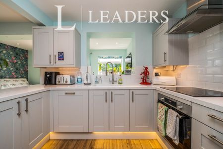 3 bedroom house to rent Lache Hall Crescent, CH4 - Photo 2